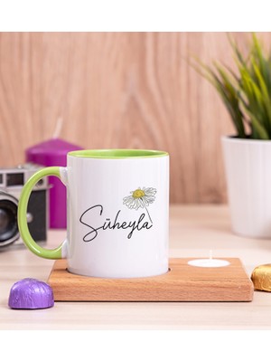 Hediye Dükkanı Kişiye Özel Papatya Tasarımlı Isimli Ahşap Altlıklı Mumlu Yeşil Kupa Bardak