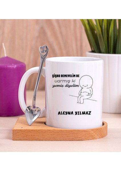 Kişiye Özel Varmış Ki Yemiş Diyelim Esprili Ahşap Altlıklı Beyaz Kupa Bardak