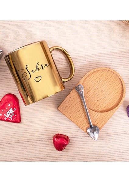 Kişiye Özel El Yazısı Tasarımlı Isimli Ahşap Altlıklı Gold Kupa Bardak fiyatları