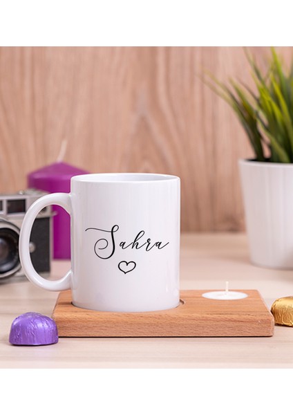 Kişiye Özel El Yazısı Tasarımlı Isimli Ahşap Altlıklı Mumlu Beyaz Kupa Bardak