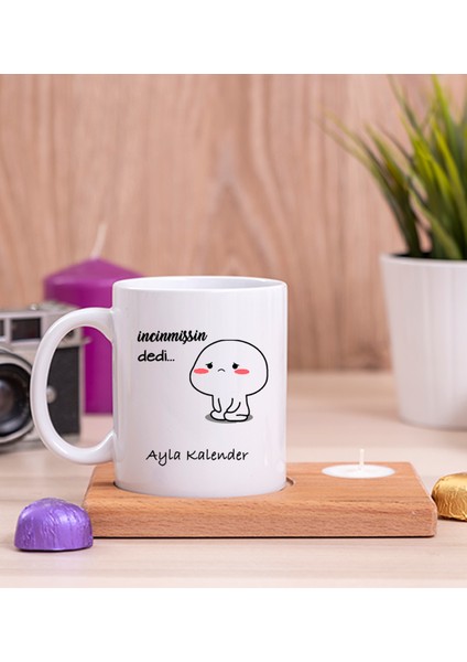 Kişiye Özel Incinmişsin Dedi Tasarım Esprili Ahşap Altlıklı Mumlu Beyaz Kupa Bardak