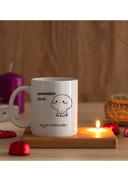Kişiye Özel Incinmişsin Dedi Tasarım Esprili Ahşap Altlıklı Mumlu Beyaz Kupa Bardak fiyatları