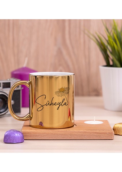 Kişiye Özel Papatya Tasarımlı Isimli Ahşap Altlıklı Mumlu Gold Kupa Bardak