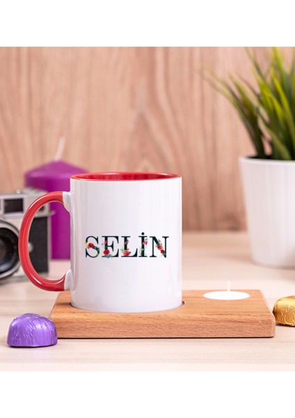 Kişiye Özel Çiçek Harf Tasarım Isim Yazılı Ahşap Altlıklı Mumlu Kırmızı Kupa Bardak