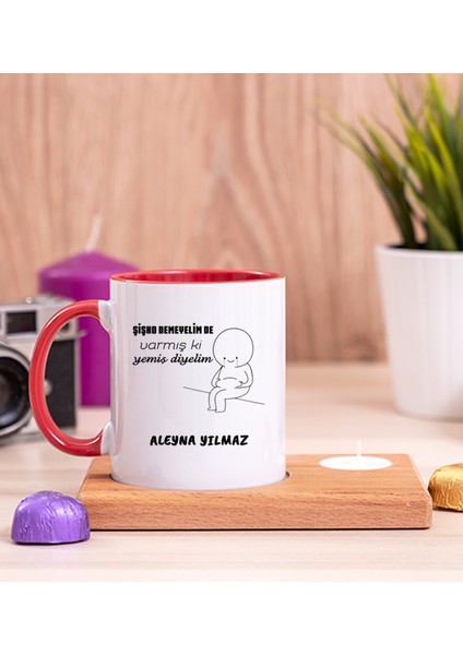 Kişiye Özel Varmış Ki Yemiş Diyelim Esprili Ahşap Altlıklı Mumlu Kırmızı Kupa Bardak