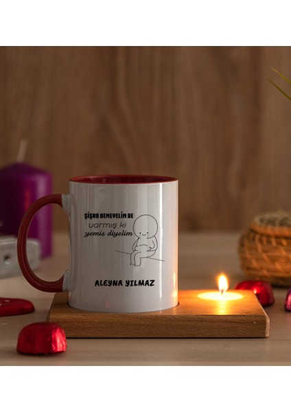 Kişiye Özel Varmış Ki Yemiş Diyelim Esprili Ahşap Altlıklı Mumlu Kırmızı Kupa Bardak