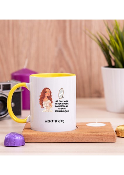 Kişiye Özel Az Önce Aşık Oldum Tasarım Esprili Ahşap Altlıklı Mumlu Sarı Kupa Bardak