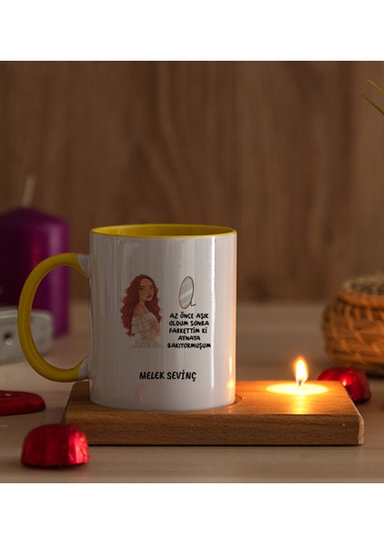 Kişiye Özel Az Önce Aşık Oldum Tasarım Esprili Ahşap Altlıklı Mumlu Sarı Kupa Bardak fiyatları