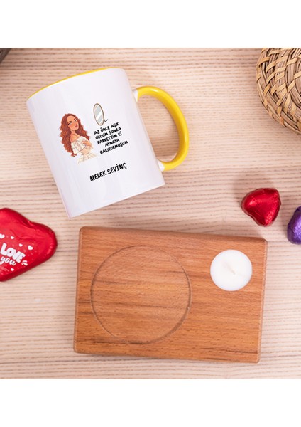 Kişiye Özel Az Önce Aşık Oldum Tasarım Esprili Ahşap Altlıklı Mumlu Sarı Kupa Bardak modelleri