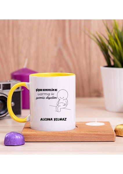 Kişiye Özel Varmış Ki Yemiş Diyelim Esprili Ahşap Altlıklı Mumlu Sarı Kupa Bardak