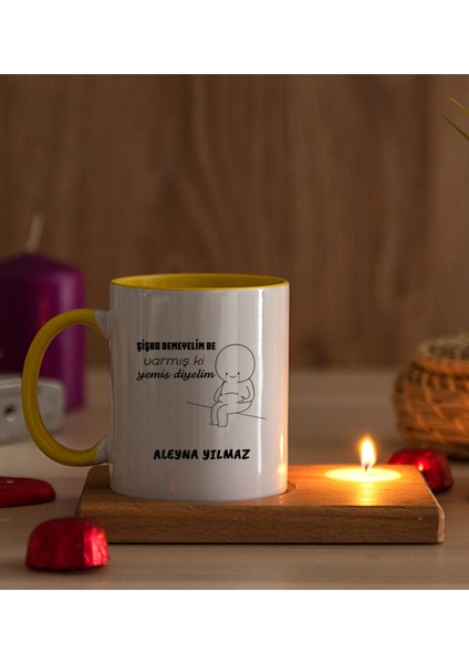 Kişiye Özel Varmış Ki Yemiş Diyelim Esprili Ahşap Altlıklı Mumlu Sarı Kupa Bardak