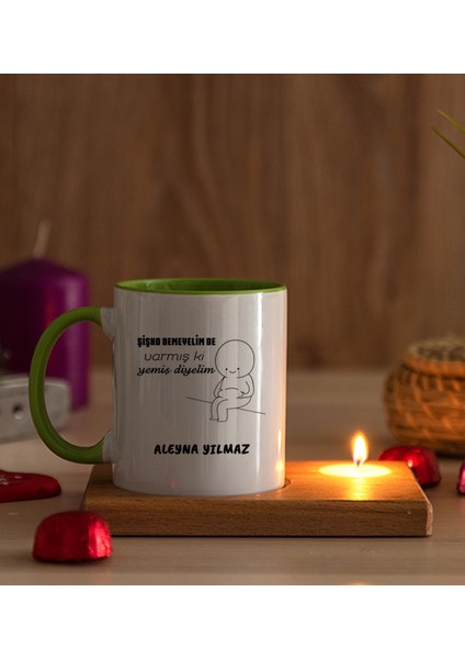Kişiye Özel Varmış Ki Yemiş Diyelim Esprili Ahşap Altlıklı Mumlu Yeşil Kupa Bardak fiyatları