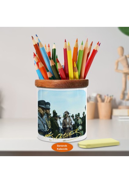 Arazide Şapkalı Mustafa Kemal Atatürk Ahşap Seramik KALEMLIK-874