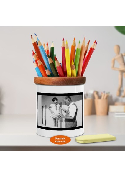 Yazlıkta Kızıyla Kemal Atatürk Ahşap Seramik Kalemlik -A1115)