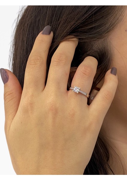 Sertifikalı Swarovski Taşlı Tek Taş 925 Gümüş Yüzük