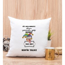 Hediye Dükkanı Kişiye Özel Biz Akıllanmayız Tasarım Esprili  Gold Kupa Bardak ve Kare Yastık