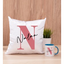 Hediye Dükkanı Kişiye Özel Baş Harfli Üzeri Isim Yazılı Mavi Kupa Bardak ve Kare Yastık