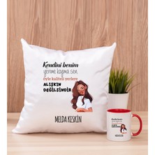 Hediye Dükkanı Kişiye Özel Alışıkın Değilsindir Tasarım Esprili Kırmızı Kupa Bardak ve Kare Yastık