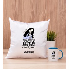 Hediye Dükkanı Kişiye Özel Herkes Delirdi Tasarım Esprili Mavi Kupa Bardak ve Kare Yastık