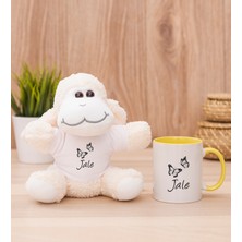 Hediye Dükkanı Kişiye Özel Kelebekler Uçuyor Isimli Sarı Kupa Bardak ve Peluş Koyun