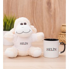 Hediye Dükkanı Kişiye Özel Çiçek Harf Tasarım Isim Yazılı Siyah Kupa Bardak ve Peluş Koyun