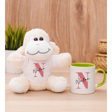 Hediye Dükkanı Kişiye Özel Baş Harfli Üzeri Isim Yazılı Yeşil Kupa Bardak ve Peluş Koyun