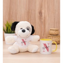Hediye Dükkanı Kişiye Özel Baş Harfli Üzeri Isim Yazılı Sarı Kupa Bardak ve Peluş Köpek