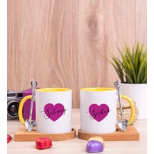 Hediye Dükkanı Kişiye Özel Mor Kalpli Isimli Ikili Ahşap Altlıklı Sarı Kupa Bardak
