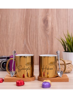 Hediye Dükkanı Kişiye Özel Papatya Tasarımlı Isimli Ikili Ahşap Altlıklı Gold Kupa Bardak