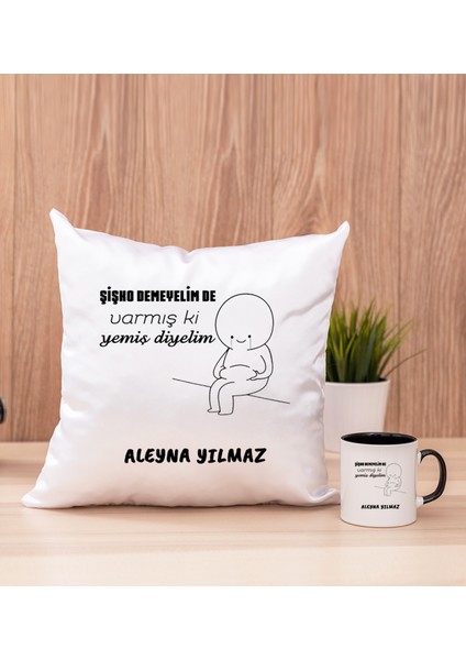 Kişiye Özel Varmış Ki Yemiş Diyelim Esprili Siyah Kupa Bardak ve Kare Yastık