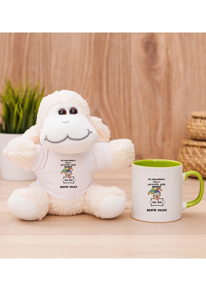 Kişiye Özel Biz Akıllanmayız Tasarım Esprili Yeşil Kupa Bardak ve Peluş Koyun