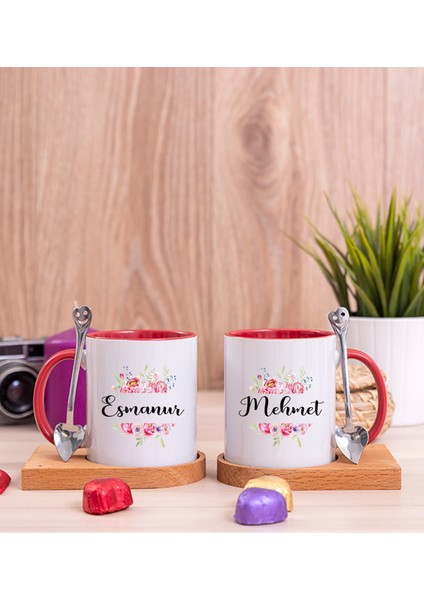 Kişiye Özel Çiçek Çerçeveli Isimli Ikili Ahşap Altlıklı Kırmızı Kupa Bardak