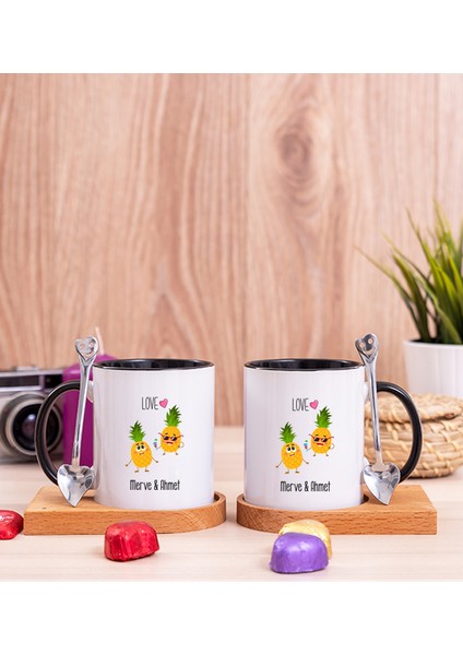 Kişiye Özel Sevimli Ananaslar Ikili Ahşap Altlıklı Siyah Kupa Bardak