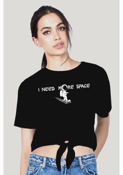 Uzayda Kaykay Siyah Kesik Crop Top Bağlı Kadın T-Shirt