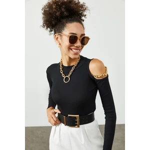Siyah Omuz Dekolteli & Zincir Detaylı Kaşkorse Bluz 2KXK2-45450-02