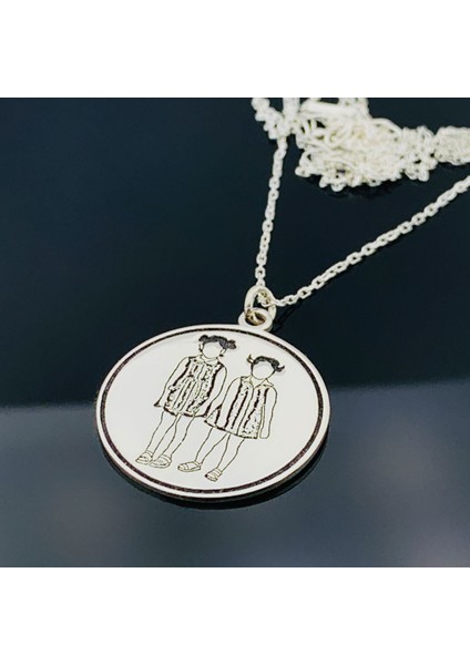 Kız Kardeşler Figürlü Yuvarlak Gümüş Kolye modelleri