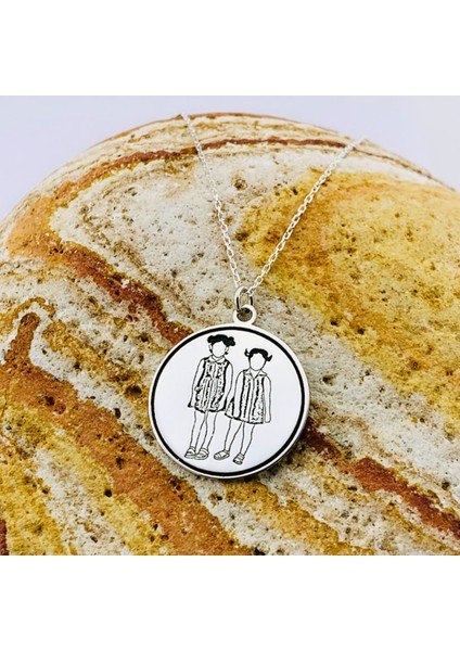 Kız Kardeşler Figürlü Yuvarlak Gümüş Kolye fırsatları