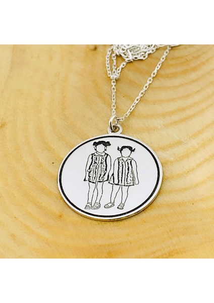 Kız Kardeşler Figürlü Yuvarlak Gümüş Kolye indirimleri