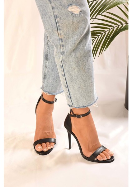 Kadin Tek Bantli Siyah Cilt Topuklu Ayakkabi