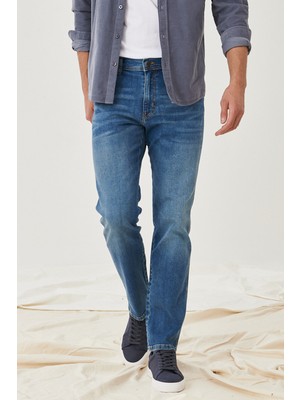 WRANGLER Erkek Straight Fit Normal Bel Düz Paça Esnek Jean Pantolon Medium Mavi Denim