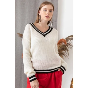 AQE FASHION Kadın Beyaz Şeritli V Yaka Kazak