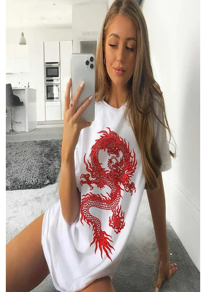 Hattie Musk Dragons Baskılı Kadın Oversize Tshirt