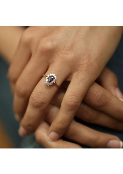 Asimetrik Baget Pırlantalı Safir Yüzük
