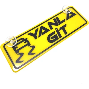 Yanla Git Yazılı Sarı Dekor Plaka Vantuzlu Cam Süsü 22 x 7.5 cm