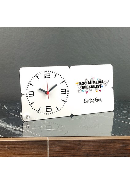 Social Media Specialist Ahşap Masa Saati