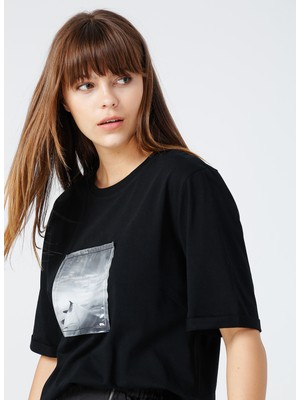 Fabrika Tily Siyah Bisiklet Yaka Dijital Baskı Desenli Kadın T-Shirt