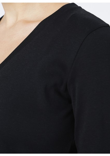 V Yaka Siyah Kadın T-Shirt fırsatları