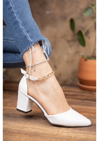 Bilekten Zincir Detaylı Klasik Kalın Topuklu Ayakkabı