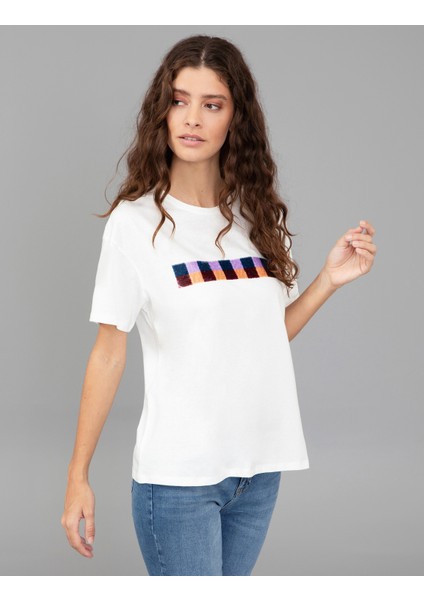 Kadın Beyaz Regular Fit Tişört 50244948-VR013
