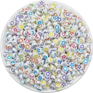 Hedef Bijuteri 25GR Yassı Beyaz Üzeri Karışık Renkli Sembollu Basık 4X7MM Boncuk,yıldız,ay,kalp,çiçek (~220 Adet)